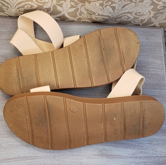 Cushionaire Memory Foam Sandals with Ankle-Straps Size 7½ - Picture 9 of 10